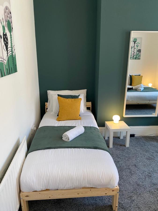 Kitchener - Wonderful 2-Bedroom Apt Sleeps 5 Free Parking Free Wifi Gateshead Buitenkant foto
