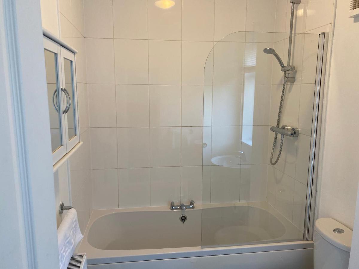 Kitchener - Wonderful 2-Bedroom Apt Sleeps 5 Free Parking Free Wifi Gateshead Buitenkant foto